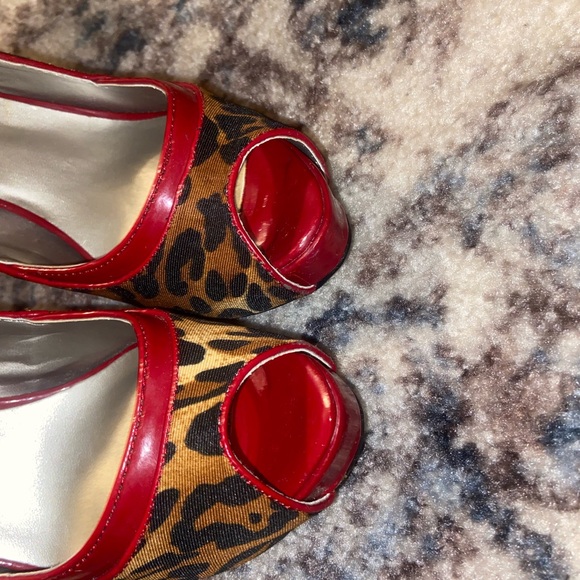 Guess Open Toe High Hell Pumps Red / Cheetah Print Size W 8 - Picture 3 of 5